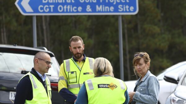 Falling rocks in Australian gold mine kill 1 miner and severely injure another