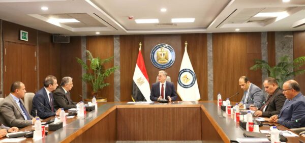 Egyptian Petroleum Minister holds talks on strategies to boost oil, gas output