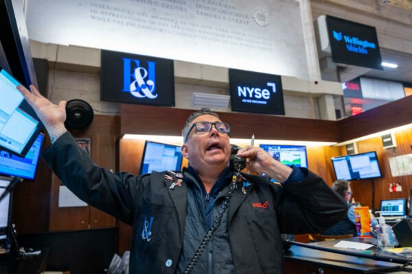 Dow closes above 40,000, paces weekly gains as stocks rebound from tech sell-off